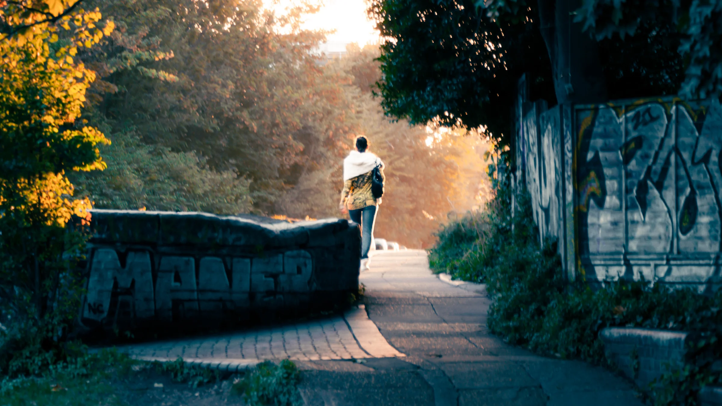 Read Street Photography: Where Real Life Becomes the Story by FOTO